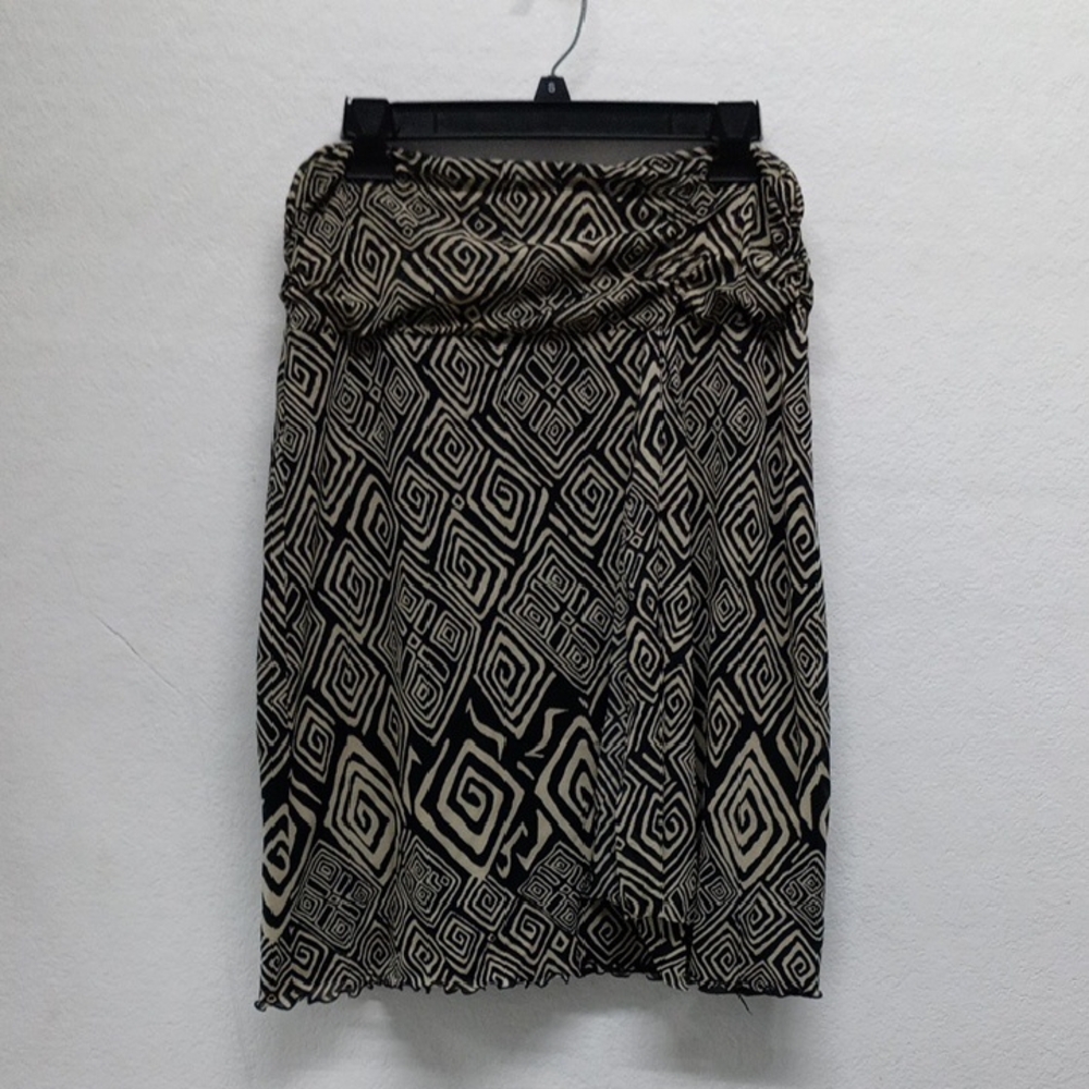 W Geometric Scrunched Ruffled Black and Cream Skirt